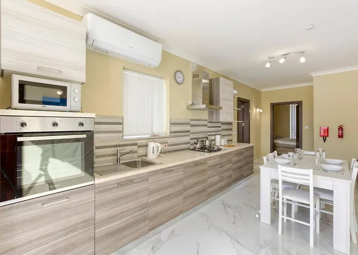 Penthouse, Seaview, Beautiful 2Br Apt 4