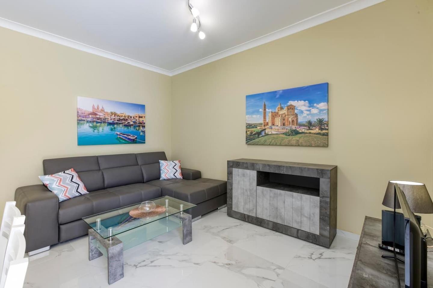 Penthouse, Seaview, Beautiful 2br 4